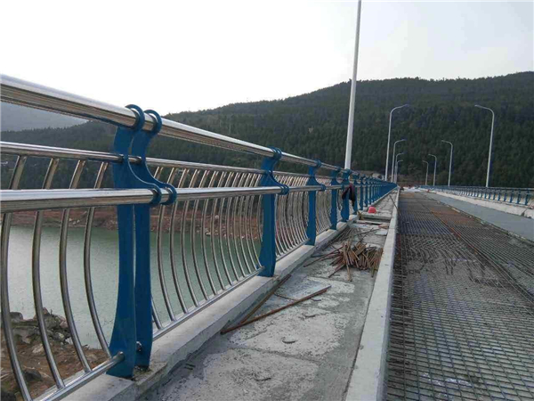 商丘不锈钢桥梁护栏的特点及其在桥梁安全中的重要作用