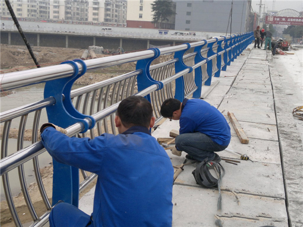 商丘不锈钢河道护栏的特性及其在城市景观中的应用