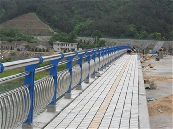 商丘不锈钢桥梁护栏的特性及其在现代建筑中的应用